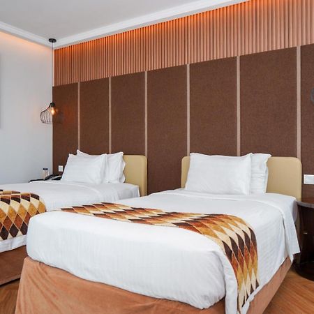 Cambridge Hotel Medan Exterior foto