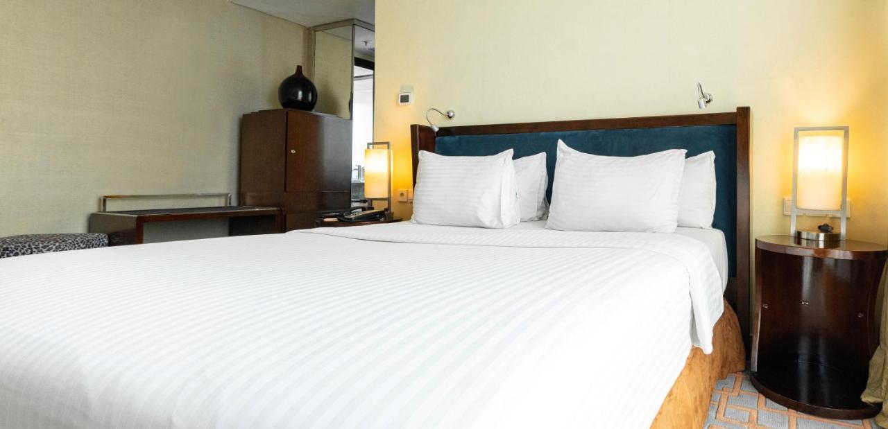 Cambridge Hotel Medan Exterior foto
