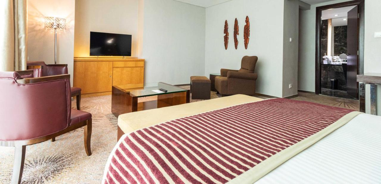 Cambridge Hotel Medan Exterior foto