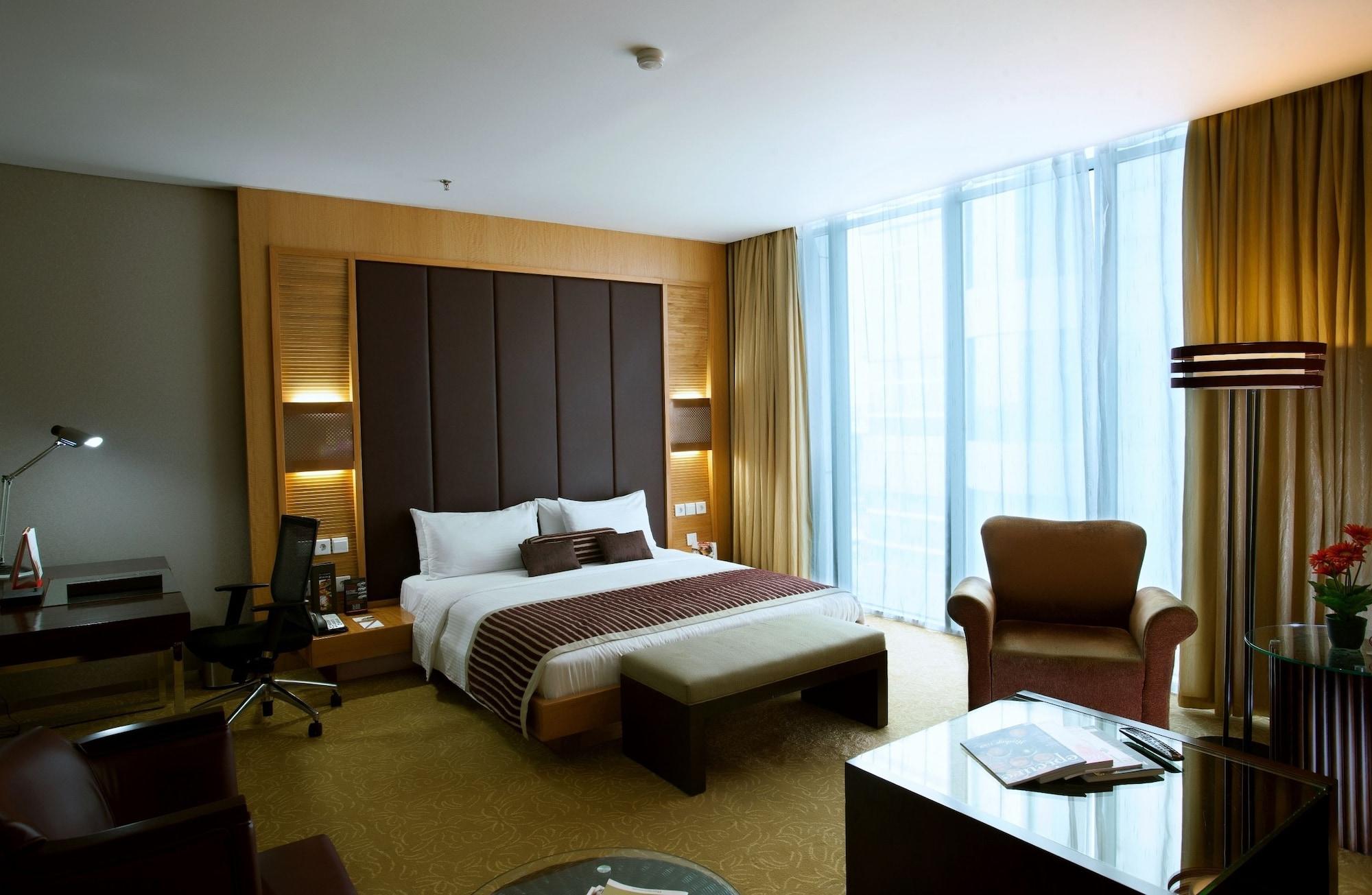 Cambridge Hotel Medan Exterior foto