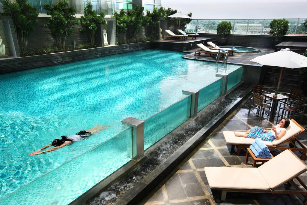 Cambridge Hotel Medan Exterior foto