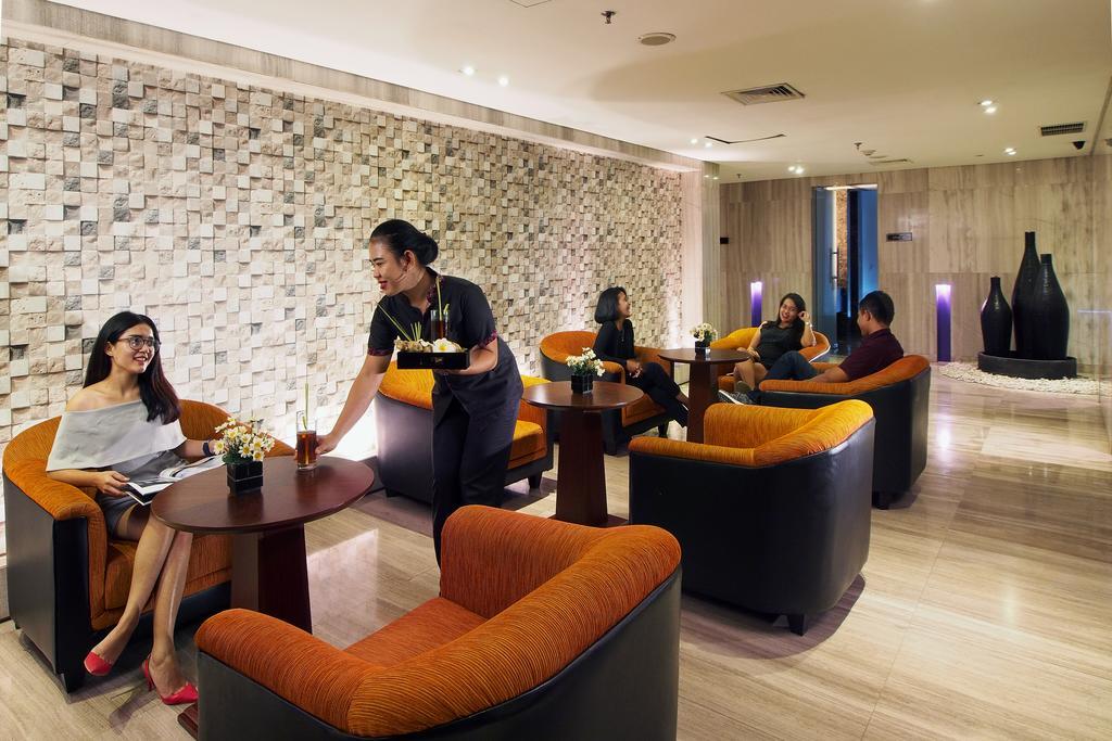 Cambridge Hotel Medan Exterior foto