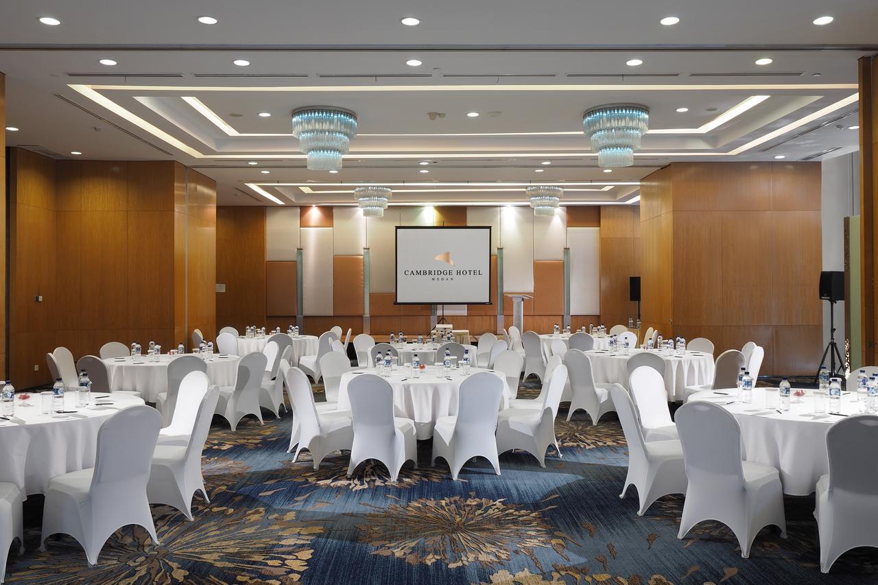 Cambridge Hotel Medan Exterior foto