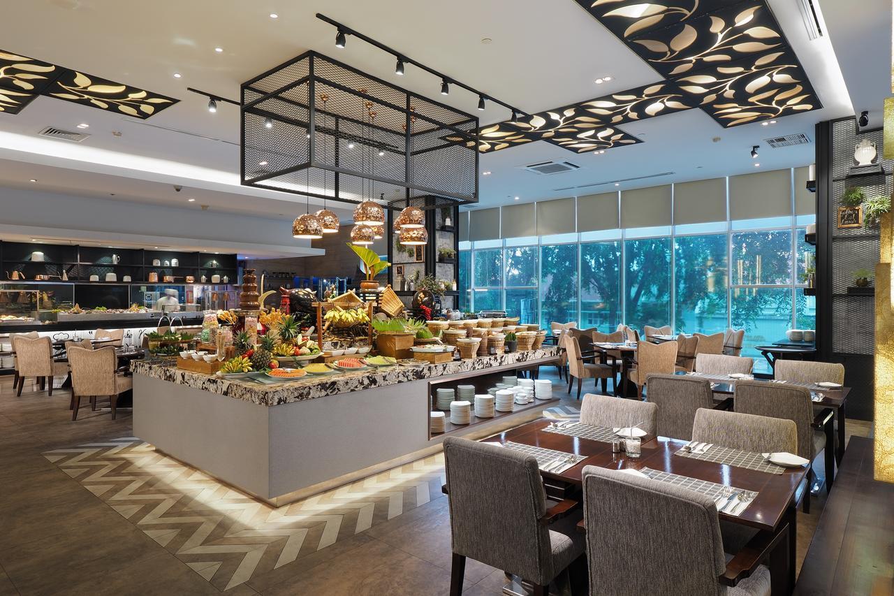 Cambridge Hotel Medan Exterior foto