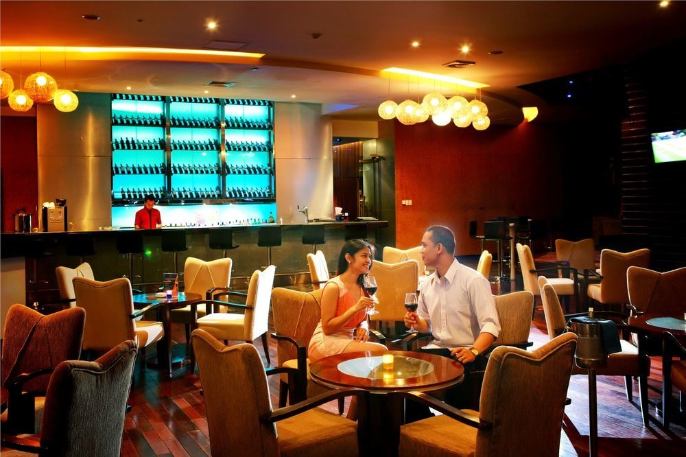 Cambridge Hotel Medan Exterior foto