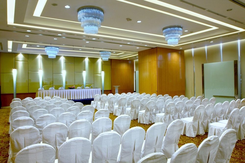 Cambridge Hotel Medan Exterior foto