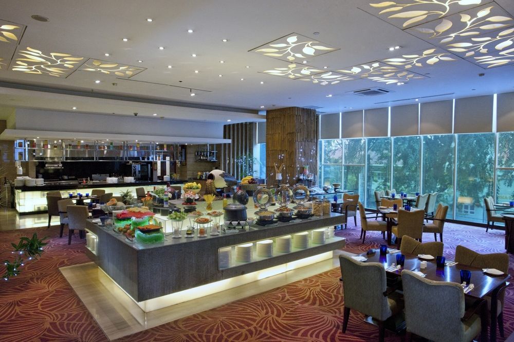 Cambridge Hotel Medan Exterior foto